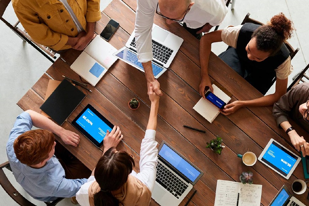 Grupo de emprendedores en una reunión de Networking