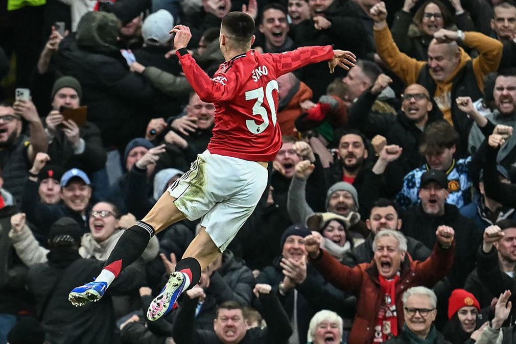 Benjamin Šeško celebra el tanto en el minuto 96 que salvó al Manchester United de una derrota ante West Ham en la Premier League 2026.