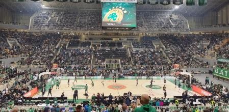 Aficionados del baloncesto pelean por entradas durante la apertura de la venta para la Final Four de la Euroliga 2026 en Atenas.