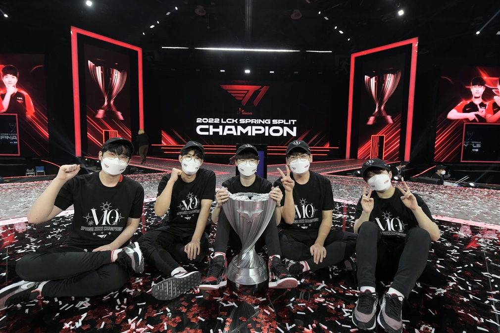 T1 celebra su victoria del 11 de febrero en la LCK Spring 2022, consolidando su liderato en la liga surcoreana de League of Legends.