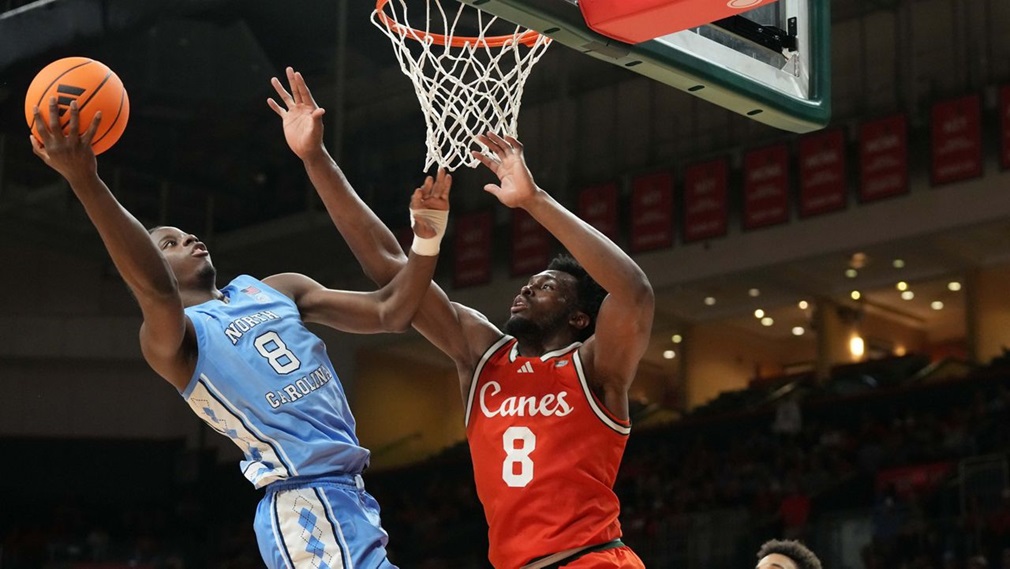 Caleb Wilson muestra dolor tras la jugada en que sufrió la fractura de mano, en un partido clave de North Carolina en la NCAA el 12 de febrero de 2026.