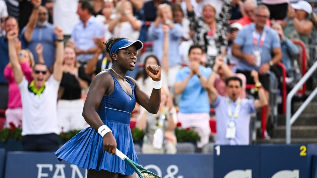 Victoria Mboko festeja el punto que selló su victoria ante Elena Rybakina y la clasificación a semifinales del Qatar Open 2026, en una de las grandes sorpresas del año.