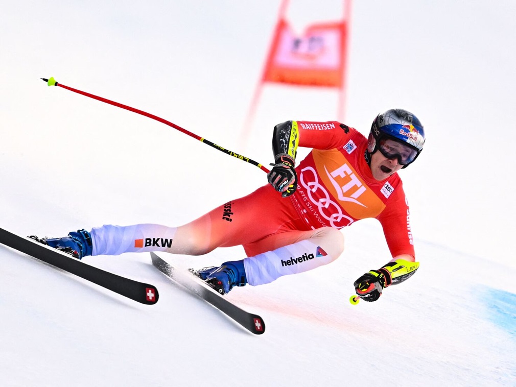 El suizo Marco Odermatt celebra su victoria en la pista Stelvio, confirmando su dominio absoluto en la disciplina de Super-G en estos Juegos de Milano Cortina.